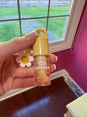 Bath & Body Works Yellow Iced Lemonade Lip Oil with Daisy Charm